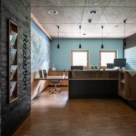 Base Aktivhotel Montafon 酒店 3*