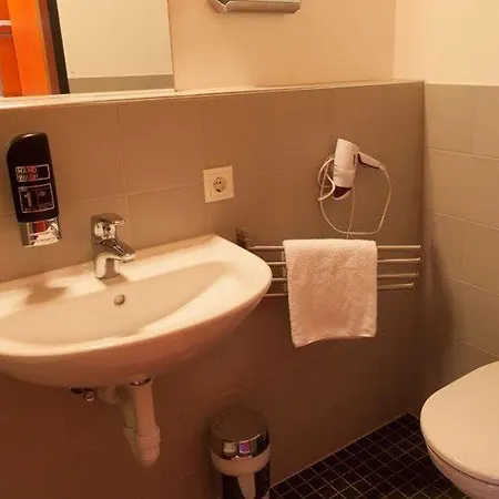 ホテル Base Aktivhotel Montafon 3*